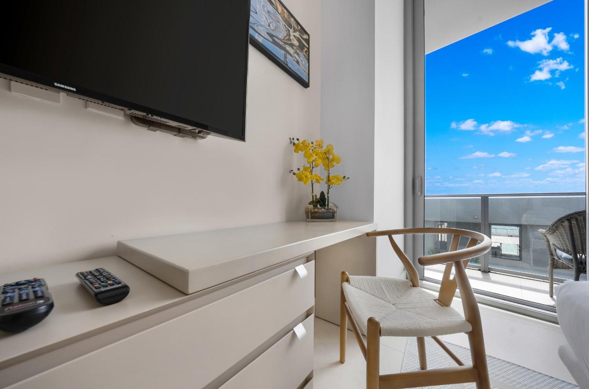 Wake Up To The Sound Of Waves In A Stylish Condo In A Luxury Resort Hollywood Exterior photo